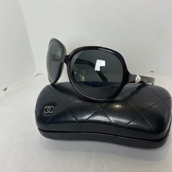 CHANEL COLLECTION PERLE SUNGLASSES
MADE IN ITALY POLARIZED
LIMITED EDITION - Picture 6 of 12